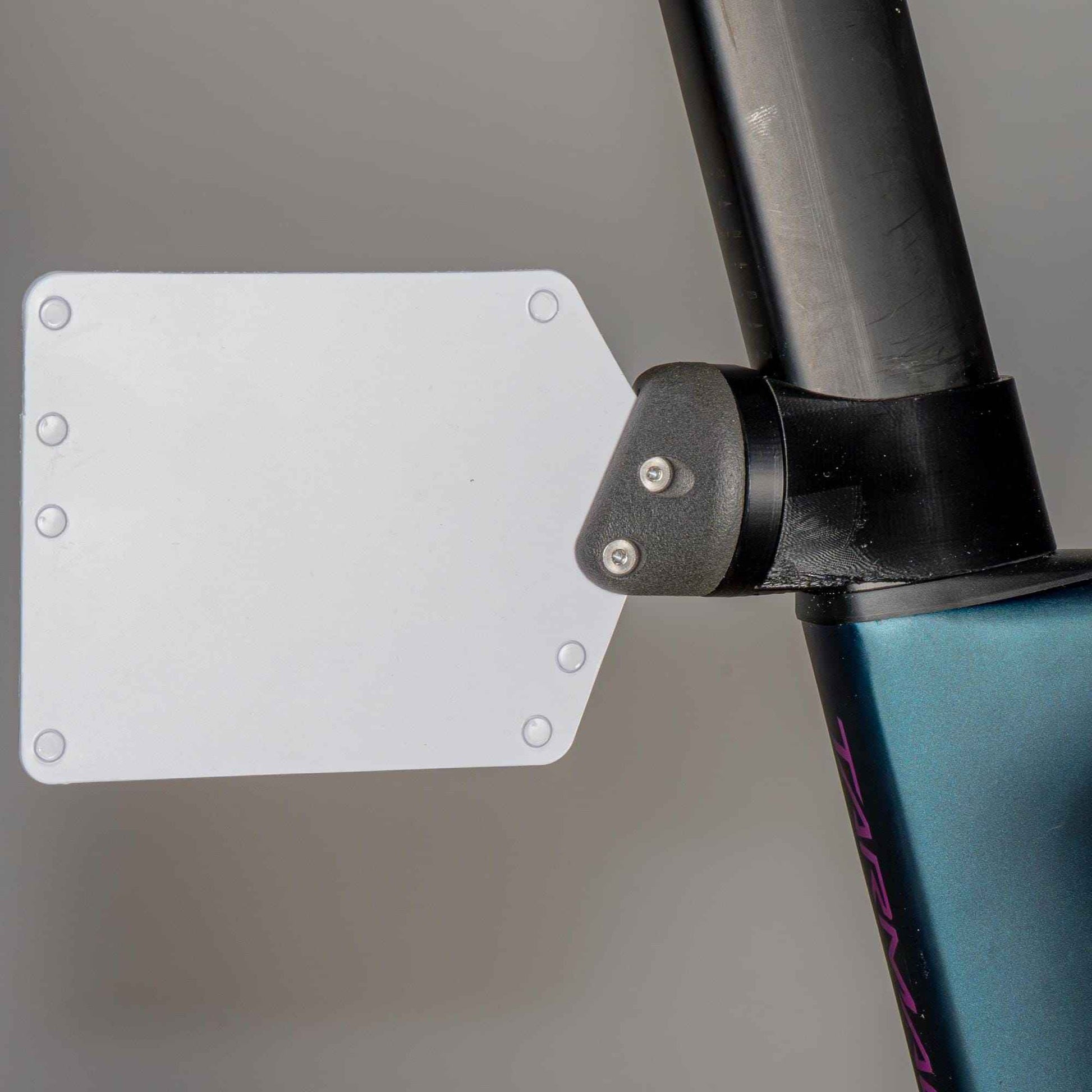 Startnummern-Tafelhalterung für Garmin Quarterlock – inkl. aufklebbarer Nummern