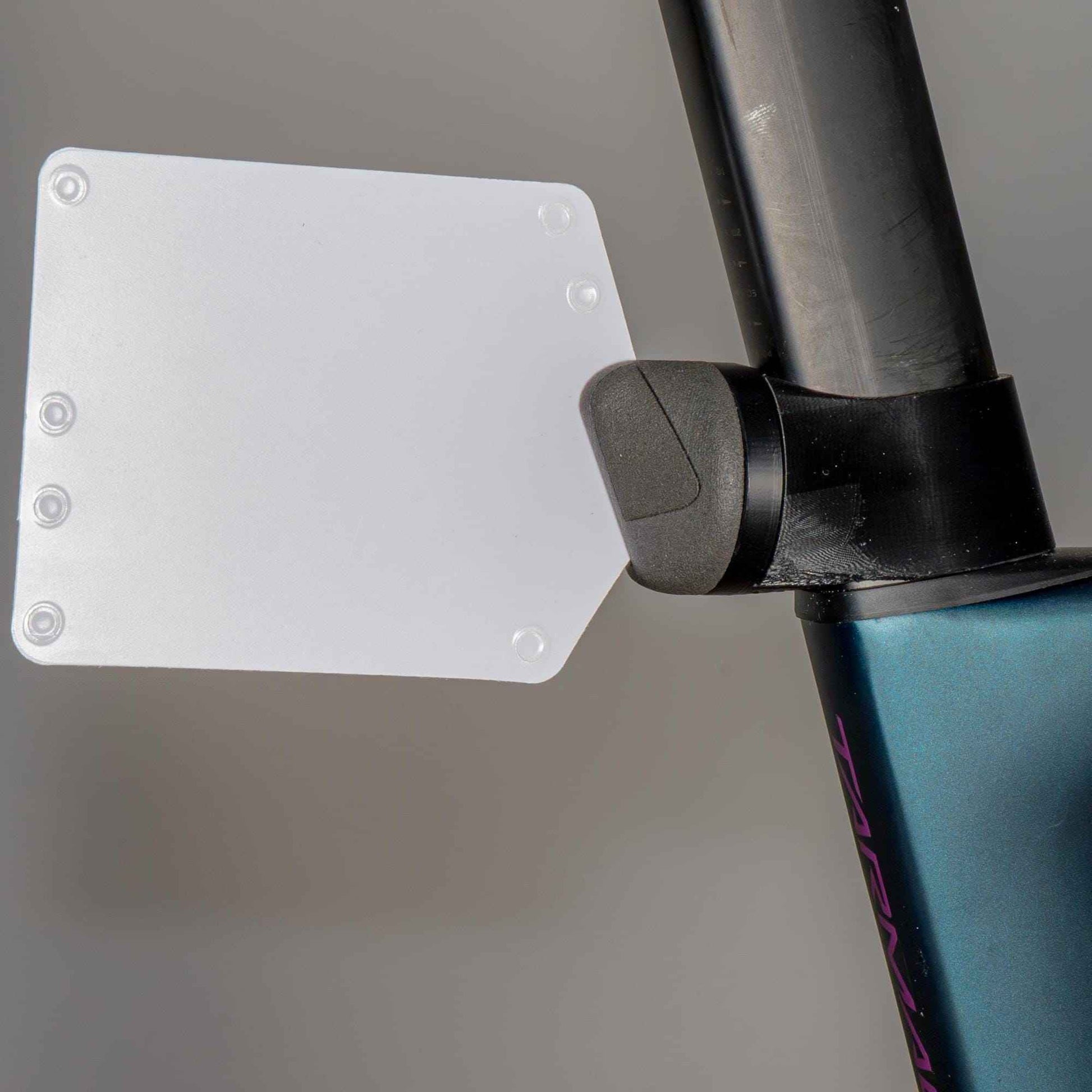 Startnummern-Tafelhalterung für Garmin Quarterlock – inkl. aufklebbarer Nummern